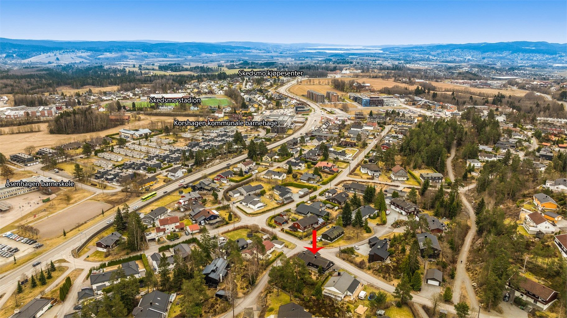 Beliggenheten er ideell for barnefamilier, med gangavstand til både Åsenhagen barneskole og Korshagen kommunale barnehage.