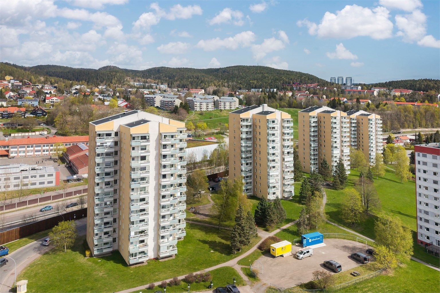 Få minutters gange fra eiendommen finner du flotte Bjerkedalen Park som kan by på fine promenader, sandstrand og dam.