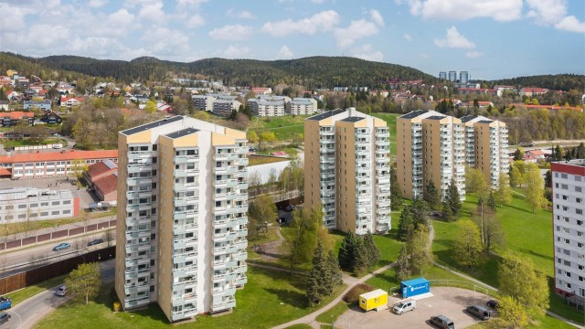 Få minutters gange fra eiendommen finner du flotte Bjerkedalen Park som kan by på fine promenader, sandstrand og dam.