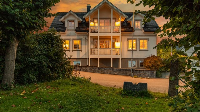 Velkommen til Bakkegata 21 - en stor og innholdsrik bolig i meget sentrale og attraktive omgivelser. Nå har du muligheten til å bosette deg i et av Sandefjords mest etablerte og sjarmerende villaområder.