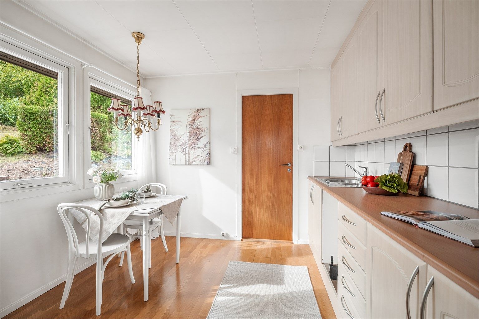 Det er plass til et kjøkkenbord, hvor man kan nyte både frokost og middag.