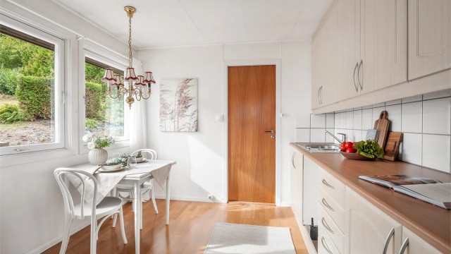 Det er plass til et kjøkkenbord, hvor man kan nyte både frokost og middag.