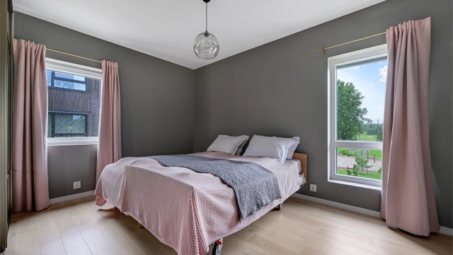 Hovedsoverommet har god plass til dobbeltseng og oppbevaring.