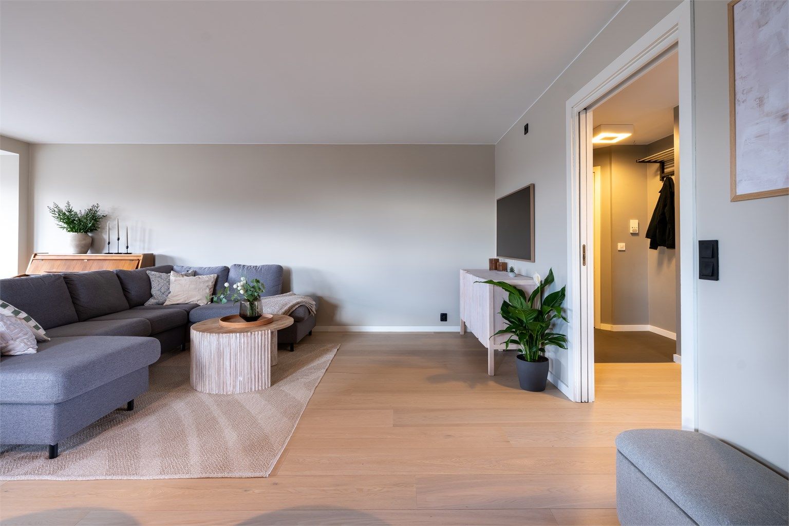 Det er god plass til stor sofaseksjon, stoler, bord og tilhørende mediemøblement.