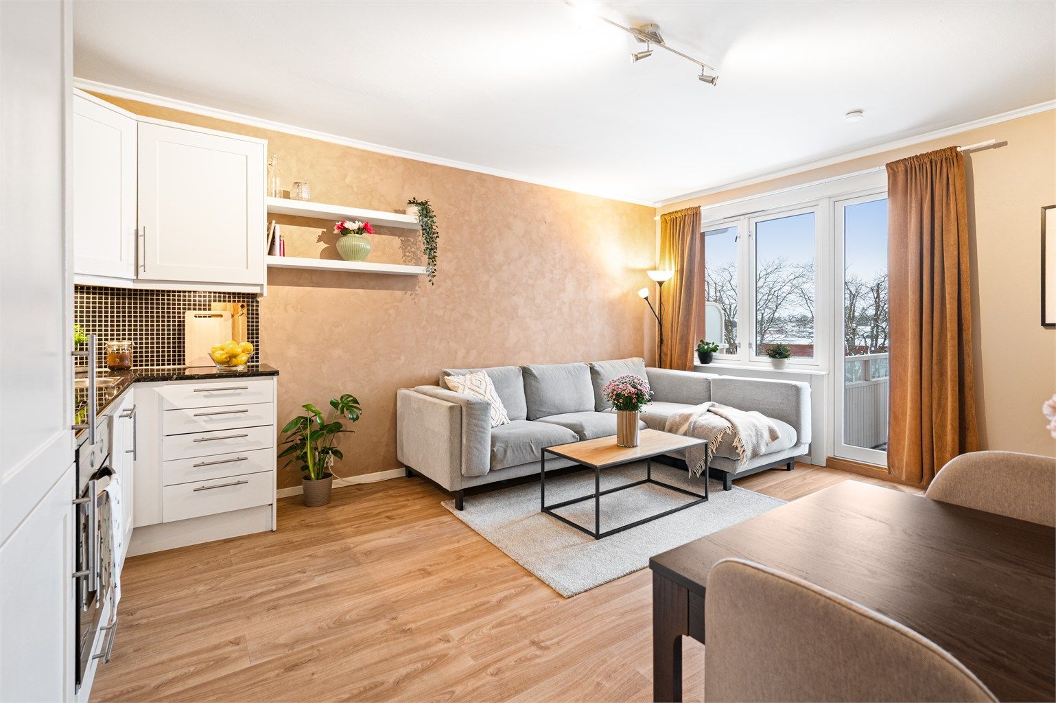 Leiligheten har en arealeffektiv og åpen løsning mellom stue og kjøkken.