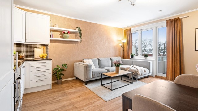 Leiligheten har en arealeffektiv og åpen løsning mellom stue og kjøkken.