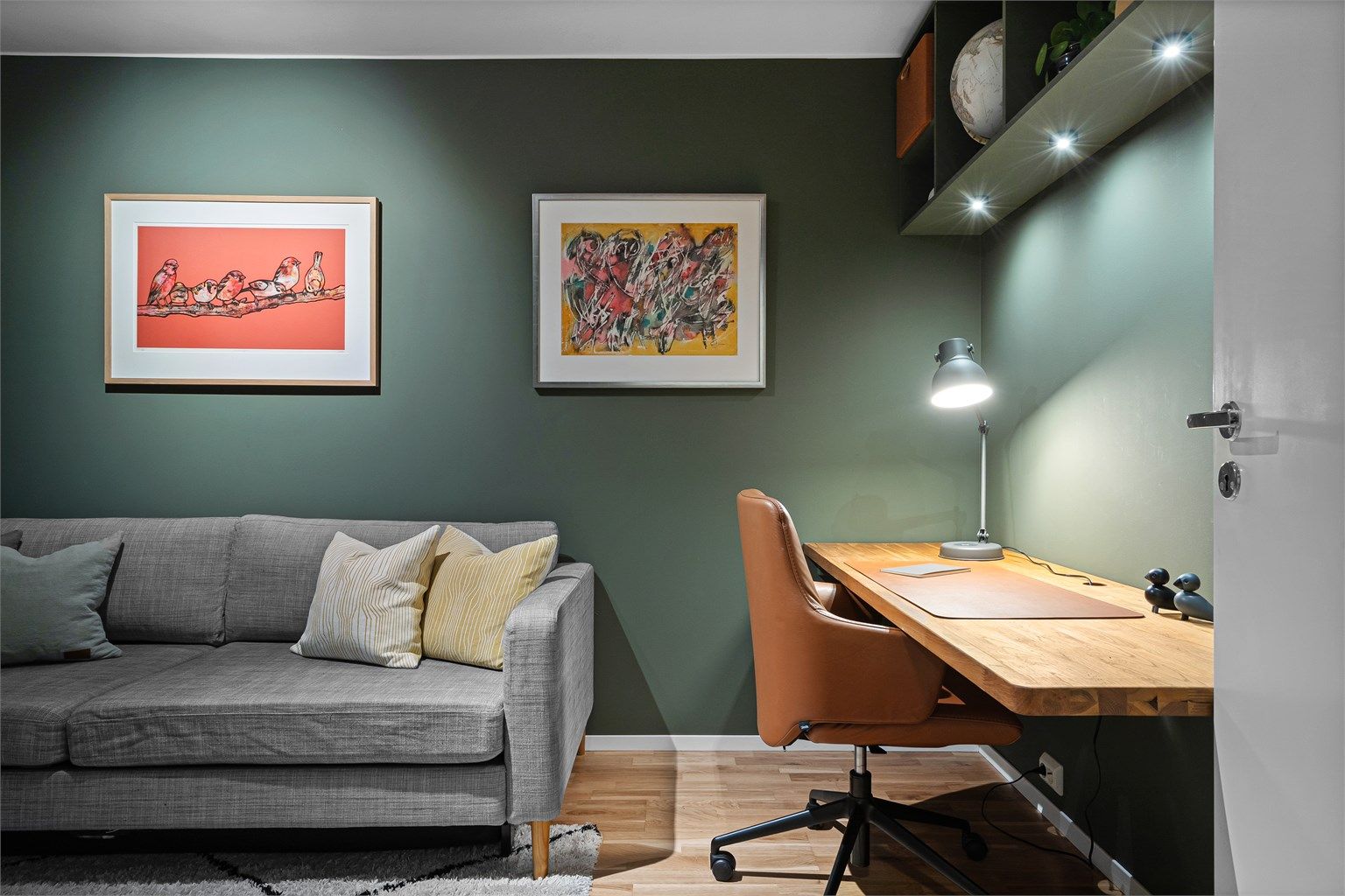 Bod innredet som tv-stue/kontor.