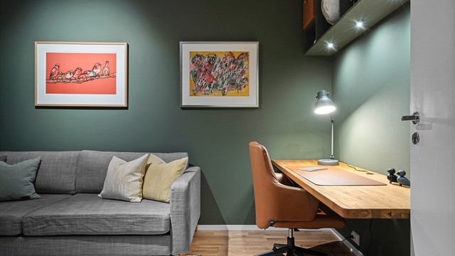 Bod innredet som tv-stue/kontor.