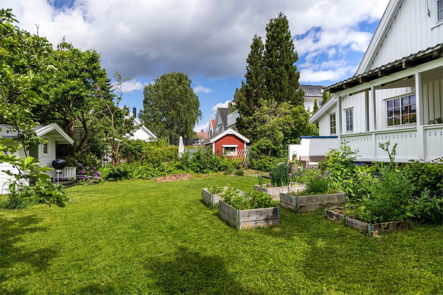 Flere soner i hagen gir rom for ulike aktiviteter, som dyrking i plantekasser.
