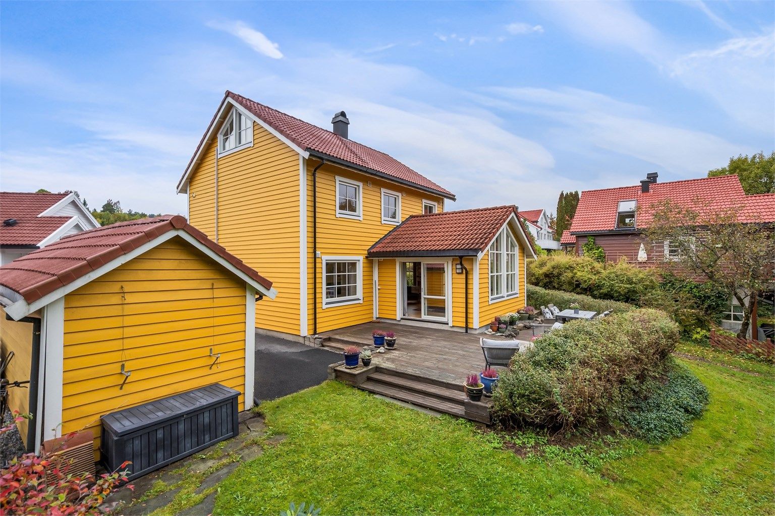 Enebolig over tre plan med stor markterrasse, hyggelig hage og frittstående garasje. Foto: Zovenfra