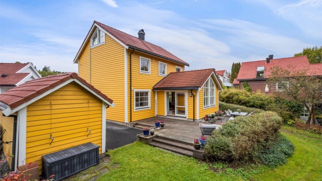 Enebolig over tre plan med stor markterrasse, hyggelig hage og frittstående garasje. Foto: Zovenfra