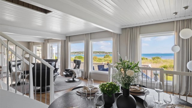 Fra stuen fører en hvitmalt trapp med stålspiler og åpne trinn opp til andre etasje, samt en tilsvarende trapp ned til kjellerstuen.