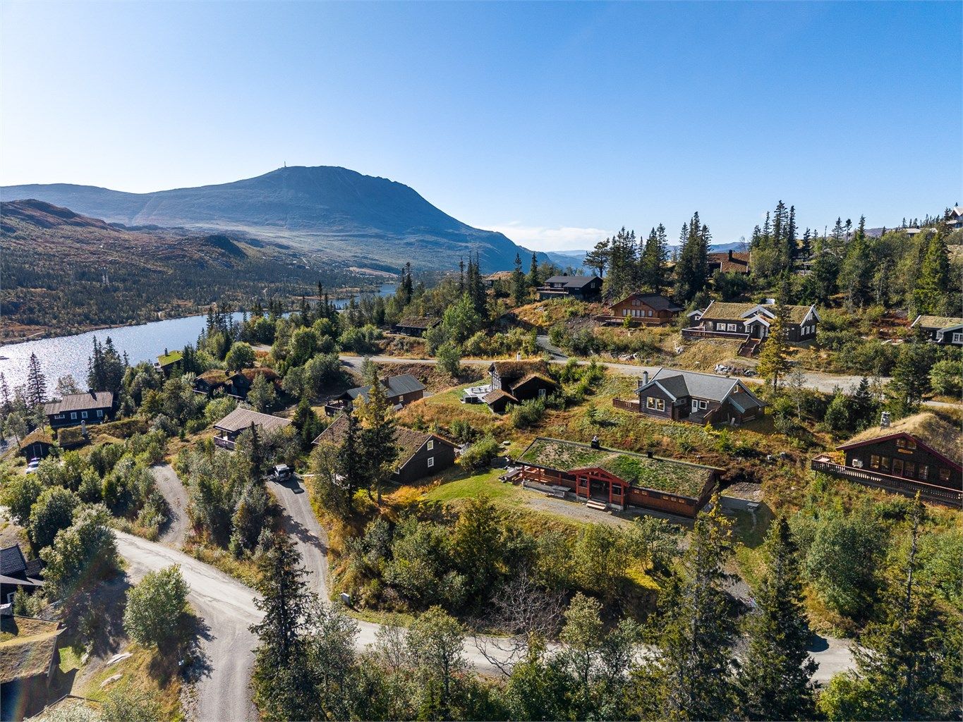 Vakre omgivelser med utsikt over Kvitåvatn og mot Gaustatoppen.