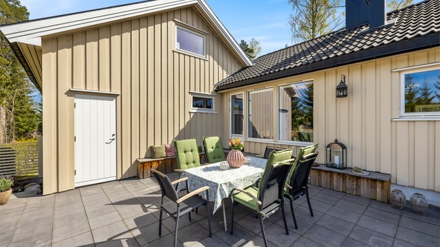 Uteplassen har god plass til flere sittegrupper.