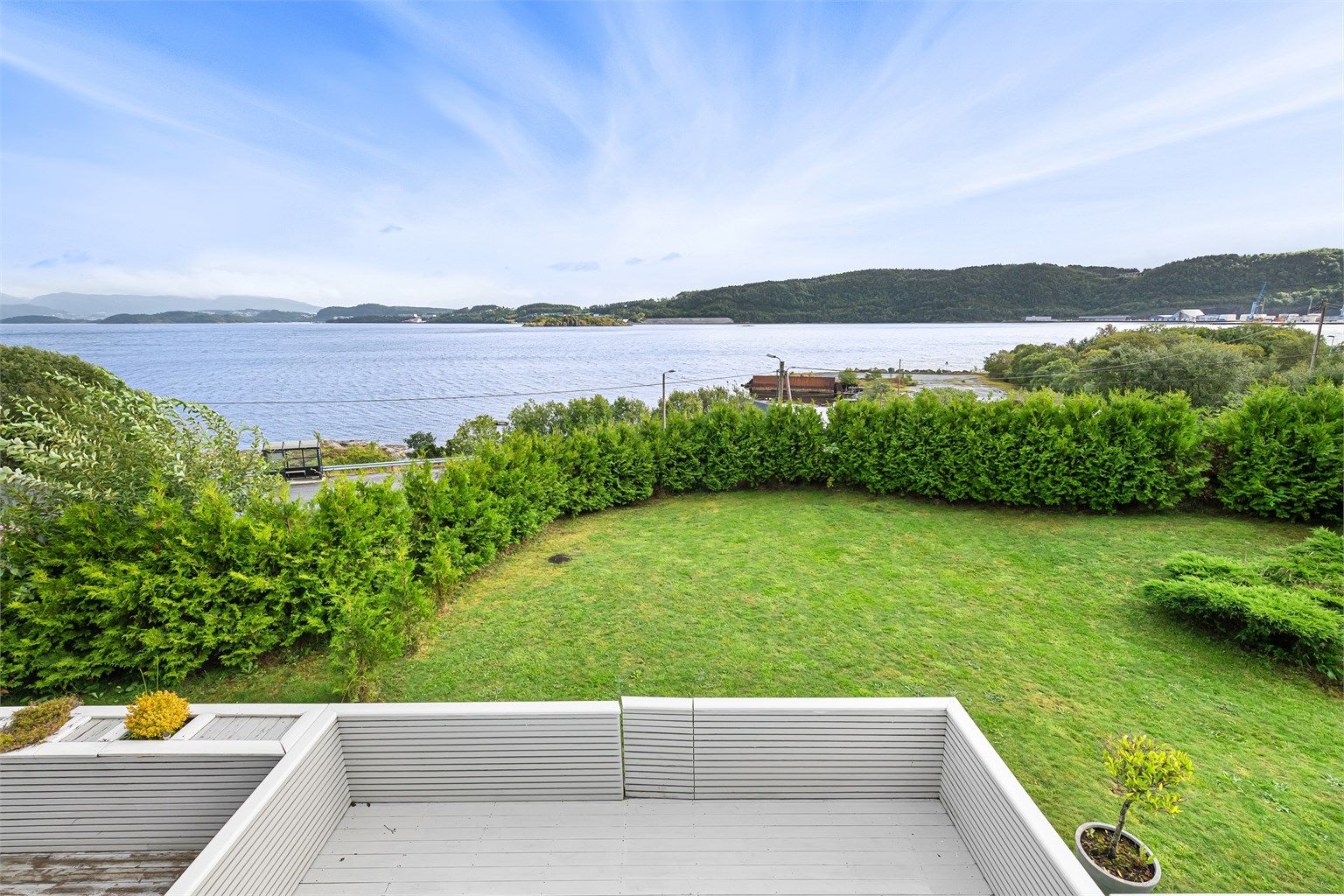 Utsikt mot syd - Felles hage i sameiet foran markterrassene