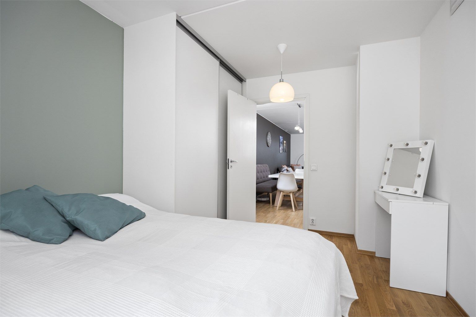 Godt med lagringsplass i stor skyvedørsgarderobe og enkelt skap