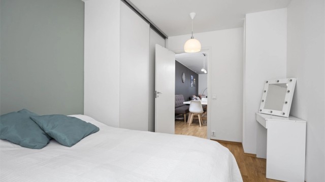 Godt med lagringsplass i stor skyvedørsgarderobe og enkelt skap