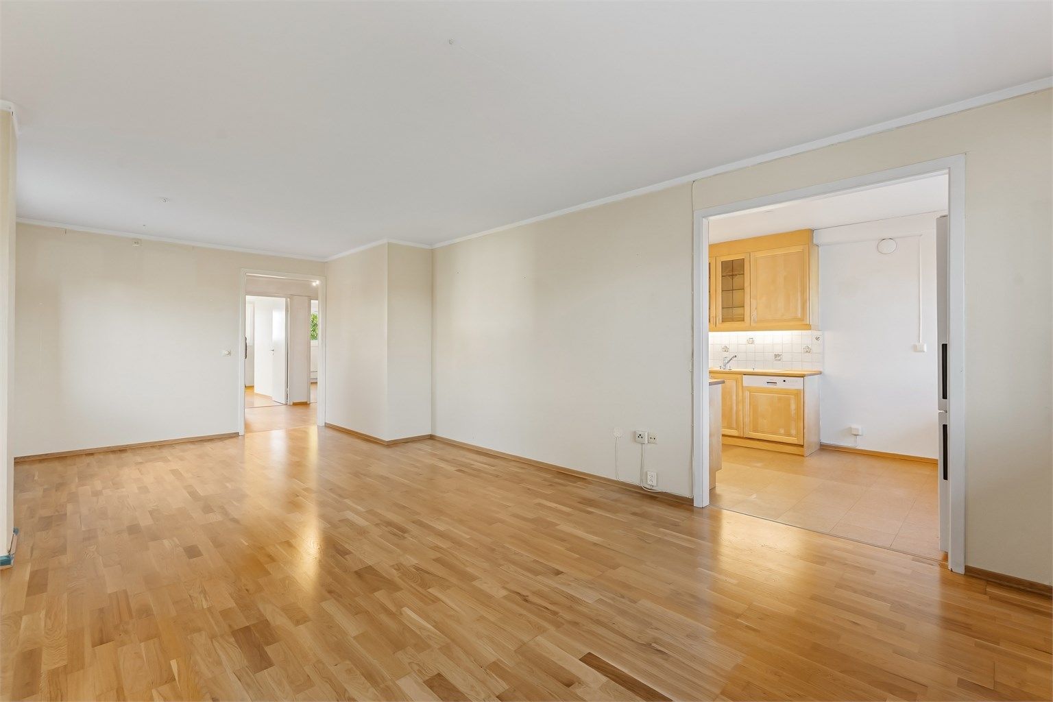 Leiligheten har behov for modernisering, men byr på gode kvaliteter og et utmerket utgangspunkt for å skape ditt eget drømmehjem