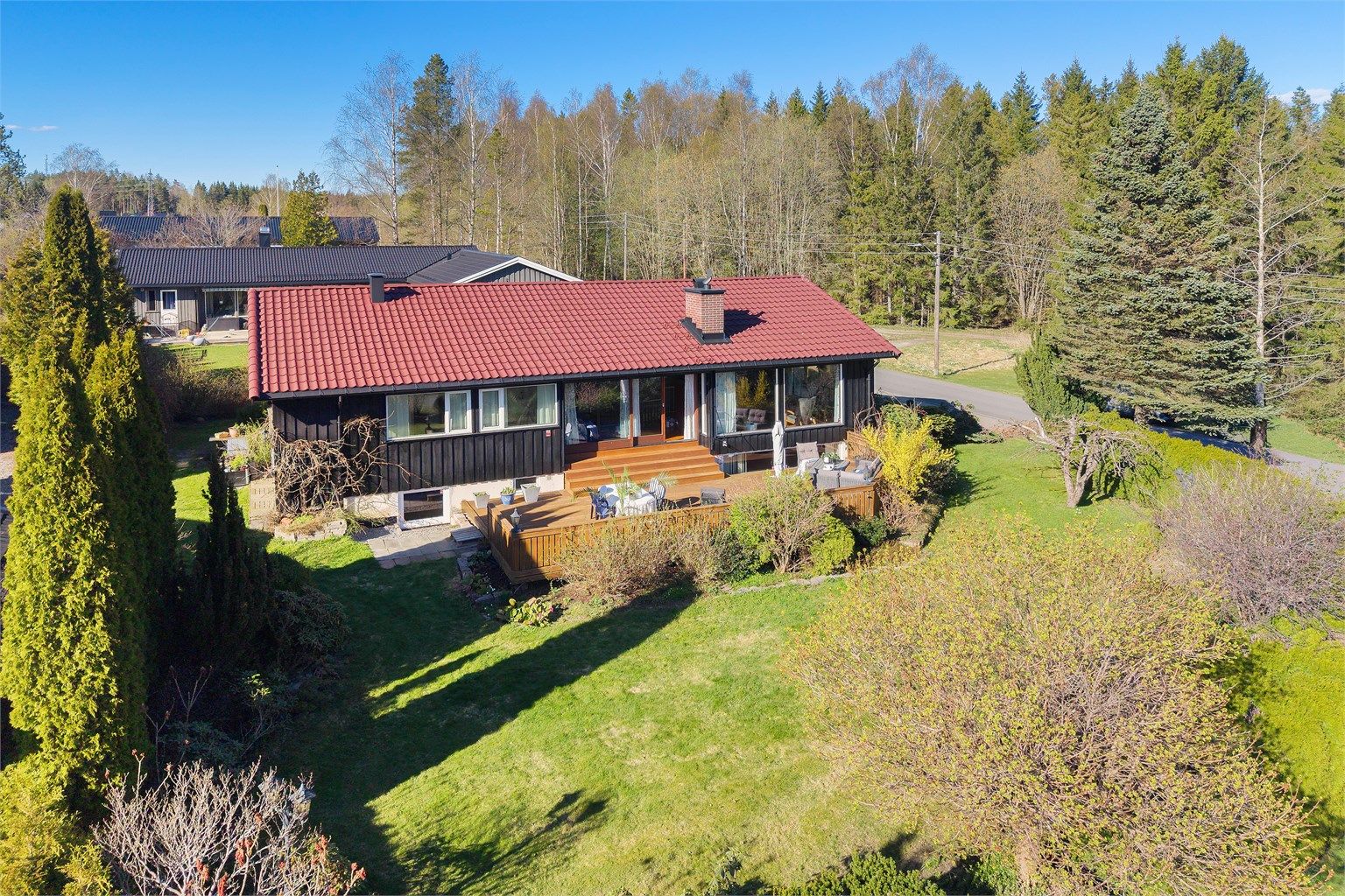 Den store terrassen på 50 m² har direkte utgang fra stuen og blir en naturlig forlengelse av boligen på sommerstid. Tomten er på hele 884 m².