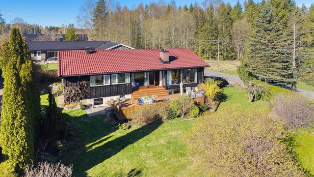 Den store terrassen på 50 m² har direkte utgang fra stuen og blir en naturlig forlengelse av boligen på sommerstid. Tomten er på hele 884 m².