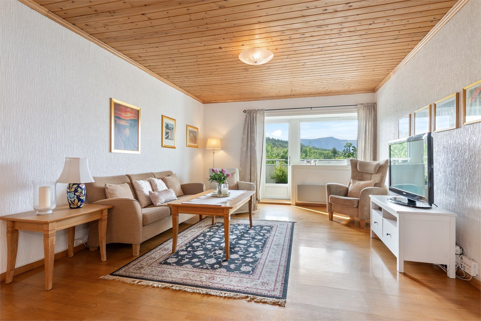 Flott utsikt fra stuen og utgang til dels overbygd balkong