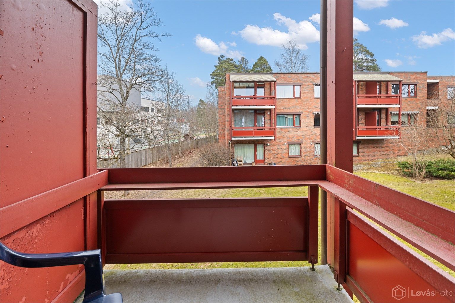 Overbygget balkong på 3 kvm med hyggelig utsyn til atriet