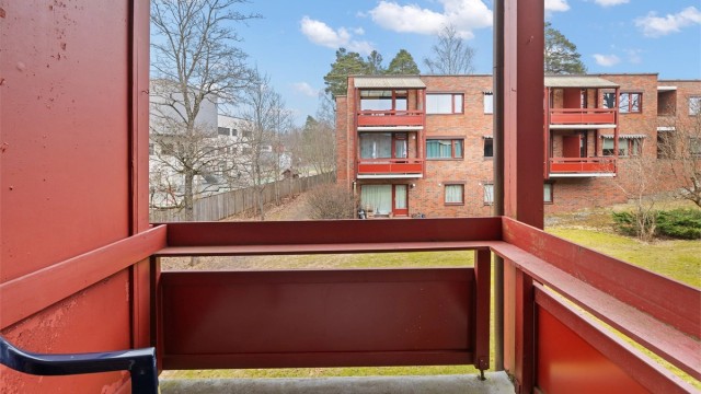 Overbygget balkong på 3 kvm med hyggelig utsyn til atriet