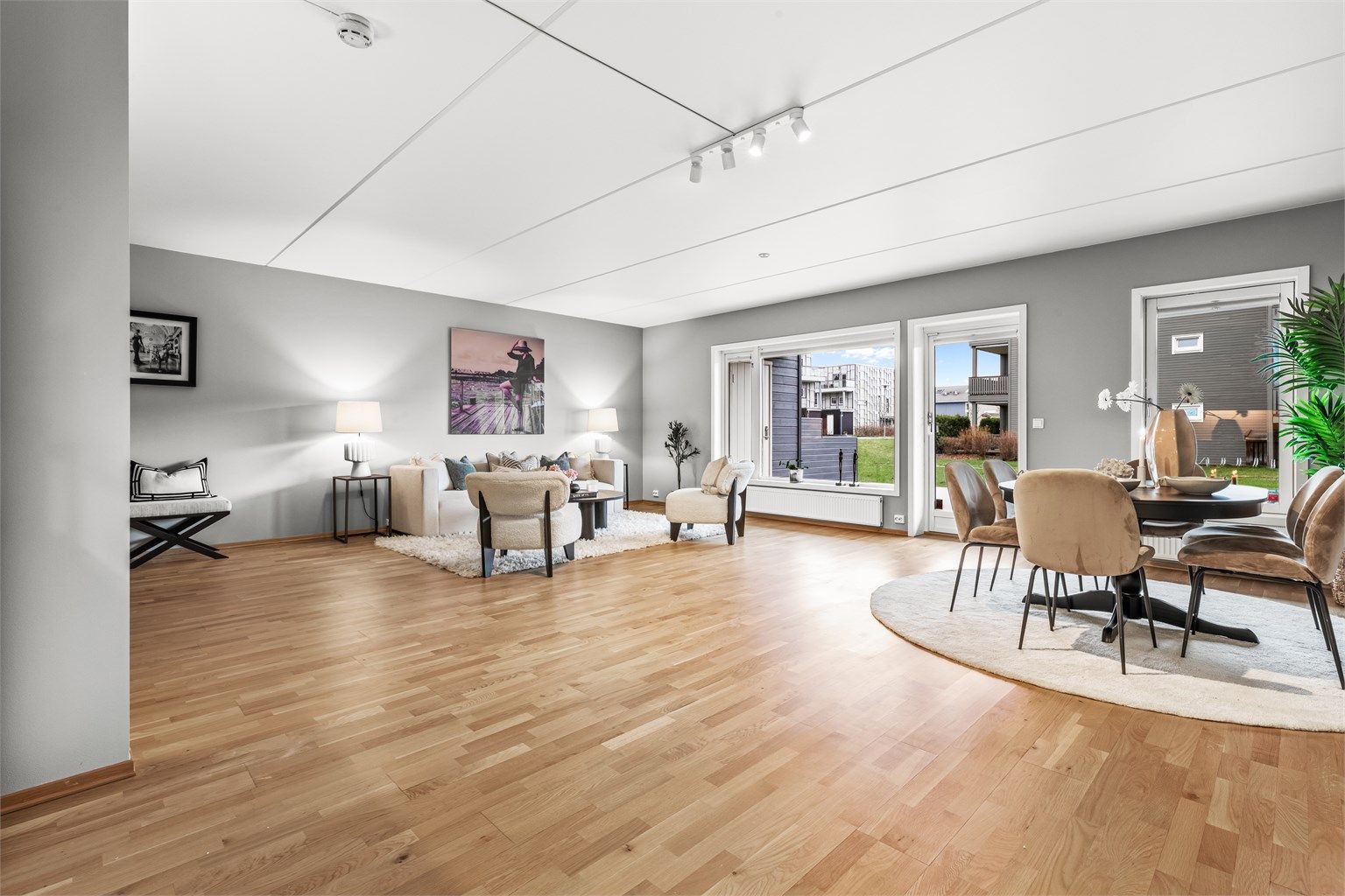 Meget romslig stue med god plass til både spisestue og sofagruppe