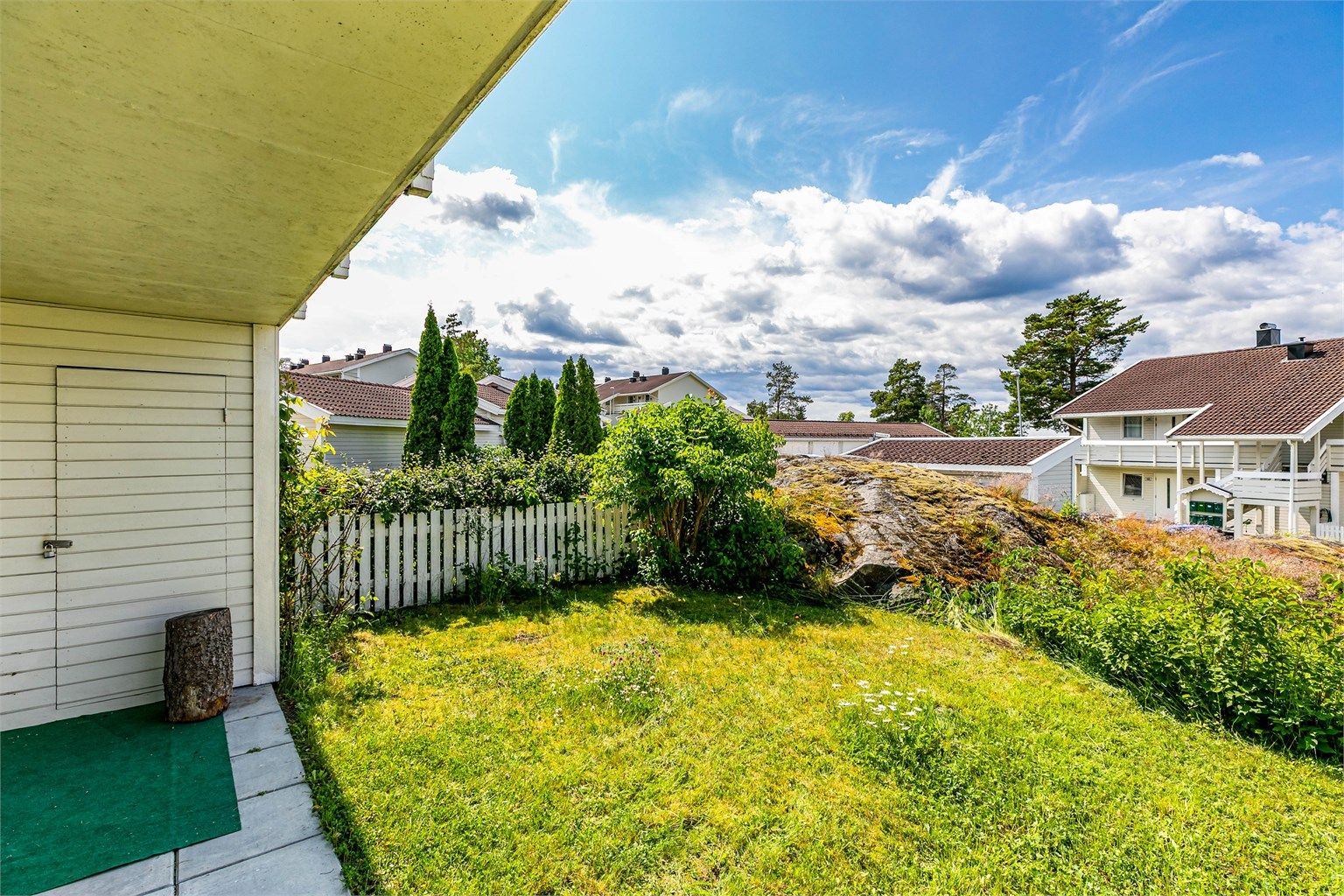 Hageflekken er lettstelt og solfylt det meste av dagen sommerstid.