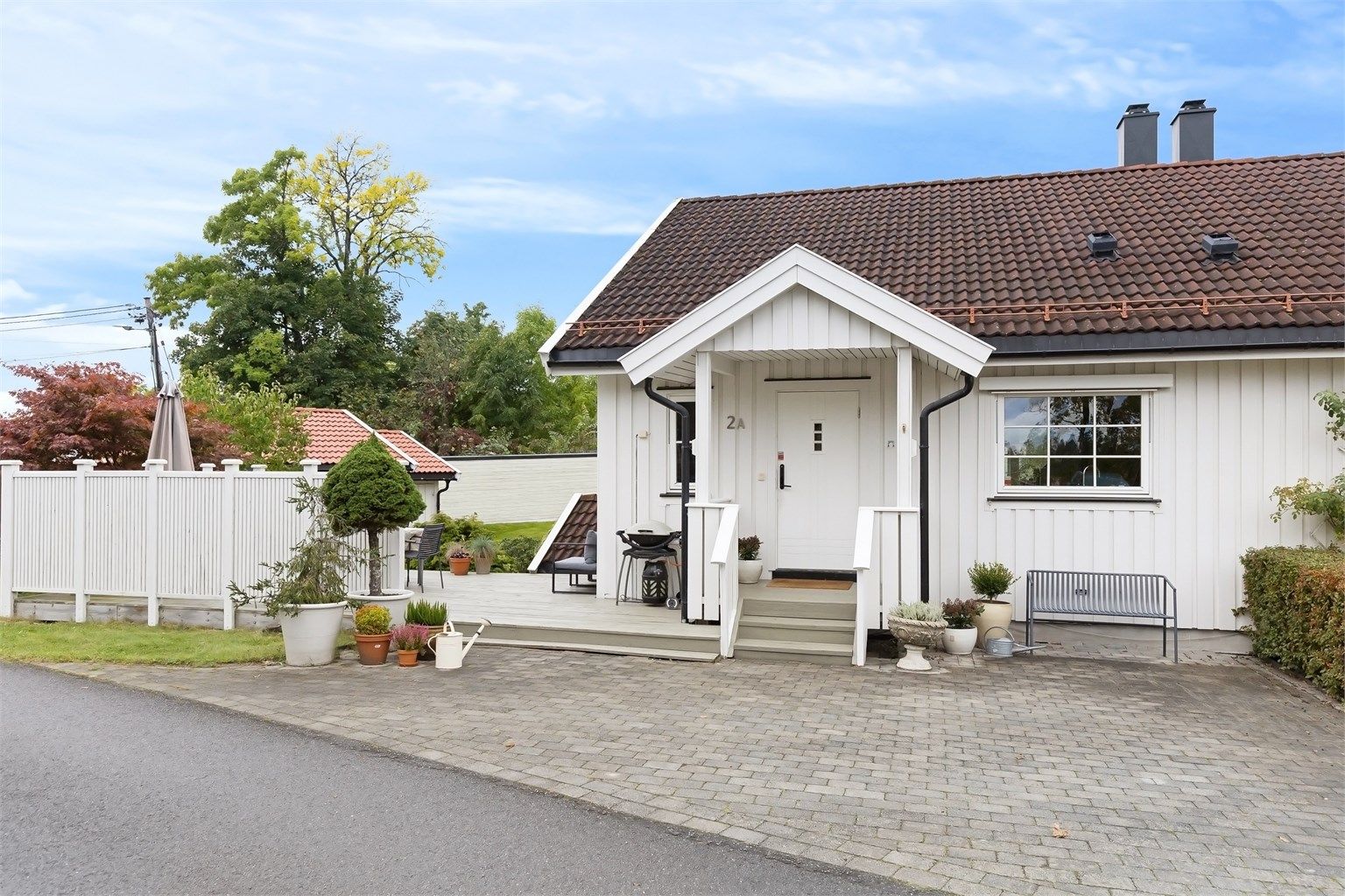 En innbydende og lekker halvpart av tomannsbolig med flotte og solrike utearealer, hage og garasje