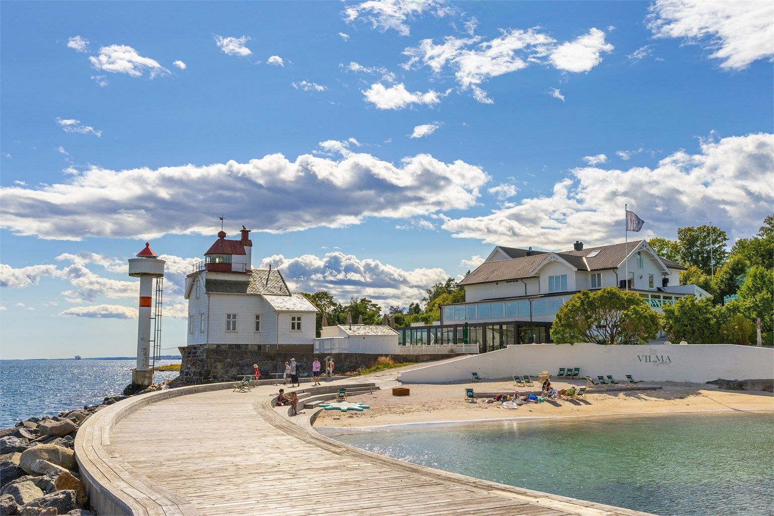En kort tur unna ligger idylliske sjøbad, et av områdets mest populære utfartssteder ved Oslofjorden