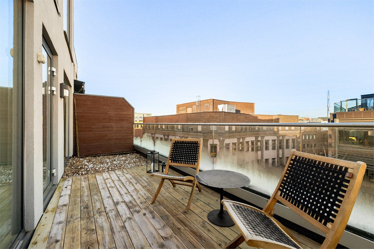 I femte etasje bor du høyt over det som skjer på gatenivået nedenfor. På altanen er det sommerstid sol morgen og formiddag. Fotograf; Kristoffer Kristiansen.