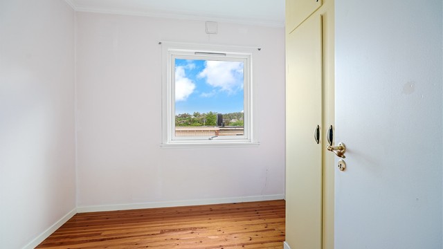Soverom 1 - Det minste, men fortsatt plass til seng, garderobe og evt. en skrivepult?