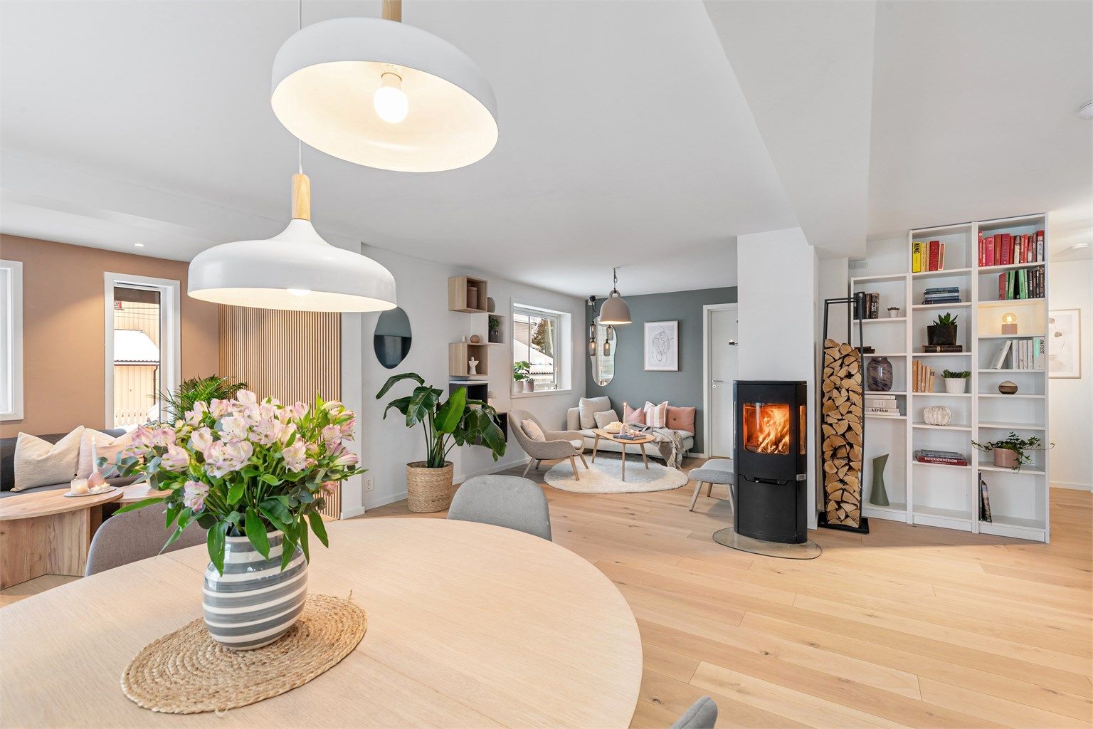 Etasjen har en åpen og luftig planløsning. Foto: Hanne Bruland/FotoHanne