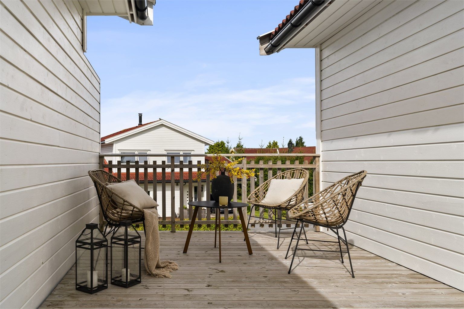 Fra tidlig morgen til sen kveld sommerstid er det på takaltanens nesten 30 kvm. alltid et sted med sol.