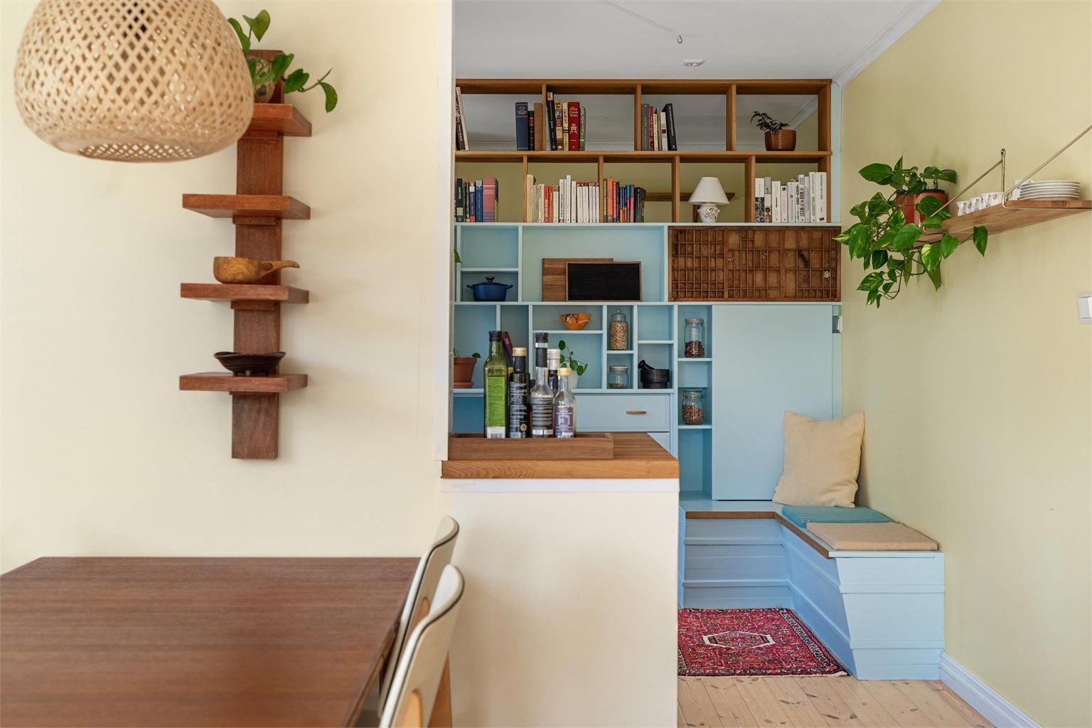 Et glimt inn mot den spesialbygde sove- og oppbevaringsløsningen.