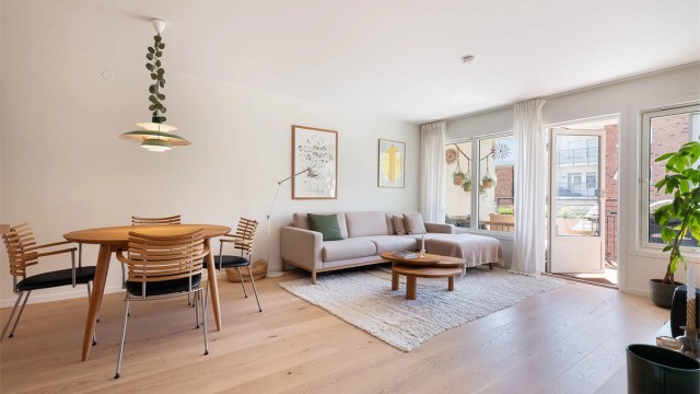 Dette er en romslig og lekker 2-roms leilighet i 5. etasje med heisadkomst, garasjeplass og utgang til en stor balkong. Foto: Chris Borowiak.
