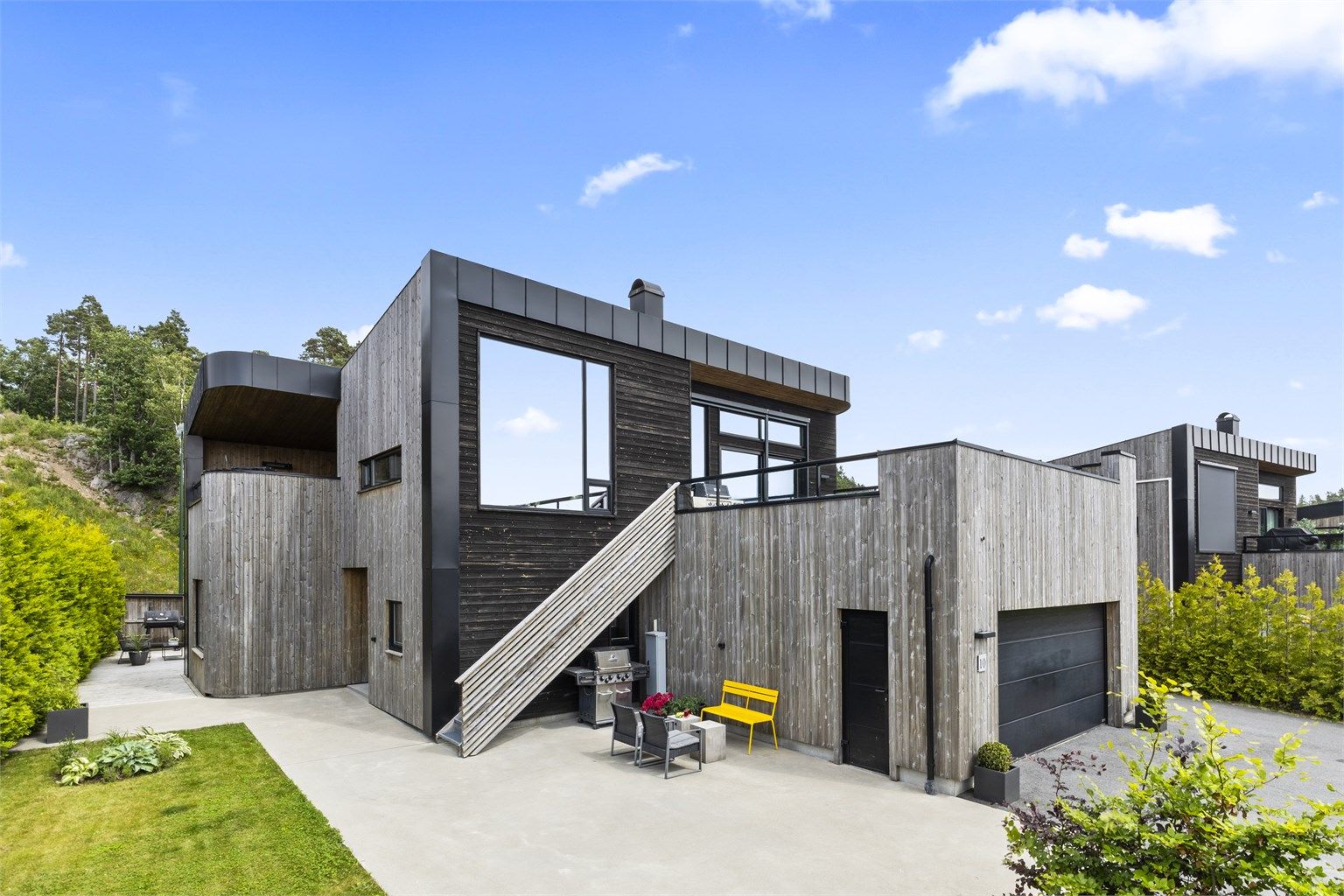 Velkommen til Feltspatveien 10 – En flott, innholdsrik og luftig, arkitekttegnet enebolig fra 2017 på stor og solrik tomt i et barnevennlig nabolag!