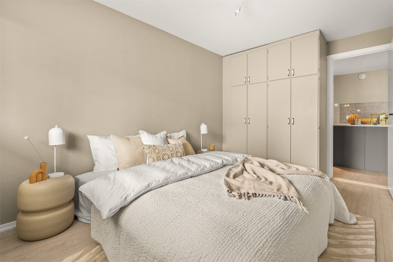 Rommet er utstyrt med integrert garderobeløsning langs vegg.