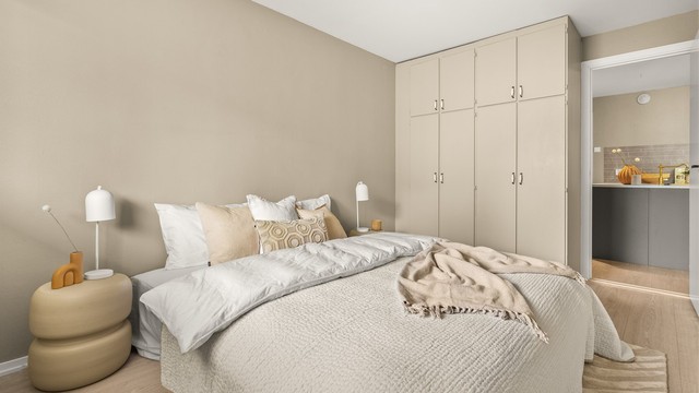 Rommet er utstyrt med integrert garderobeløsning langs vegg.