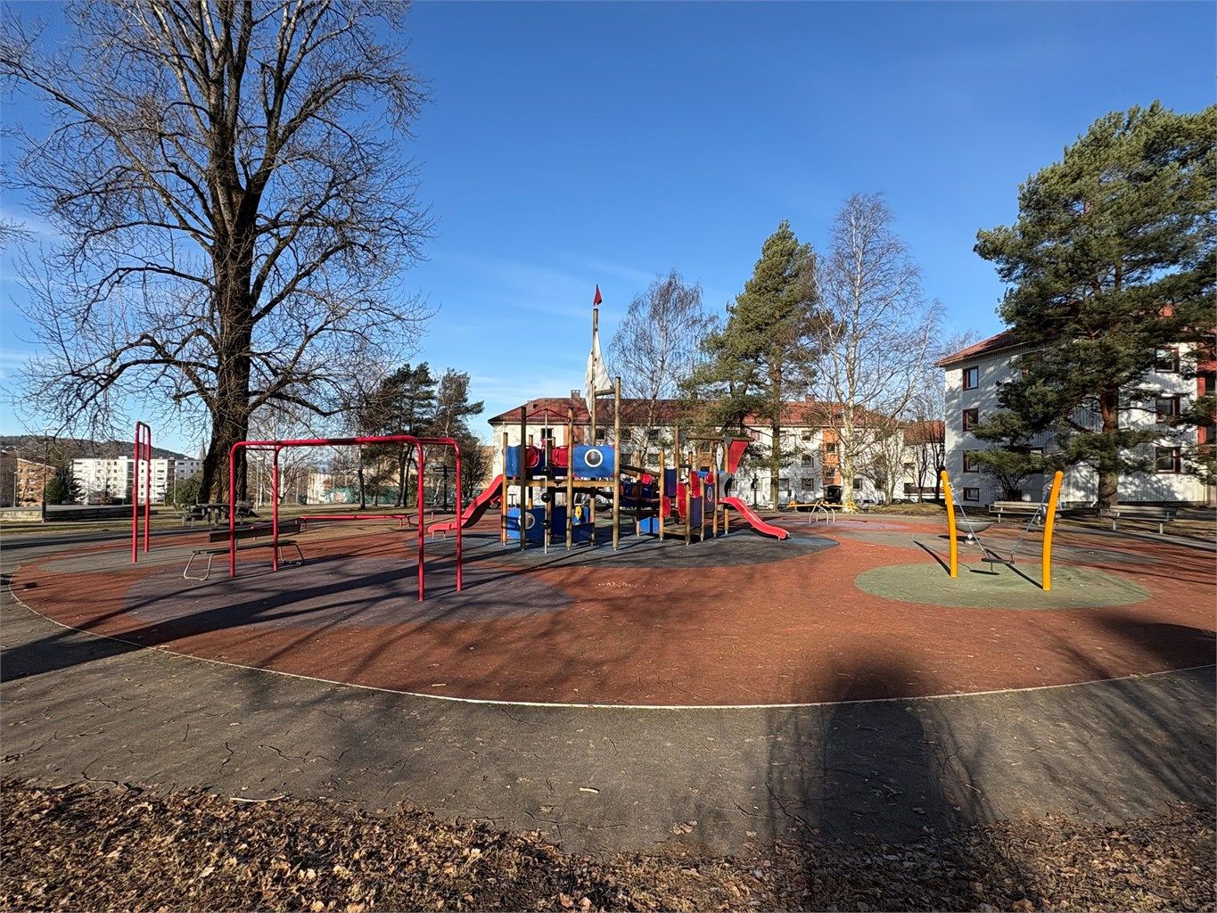 Borettslaget har flotte lekeplasser i umiddelbar nærhet. Dette er en av totalt fem lekeplasser du finner i Etterstadparken. 
