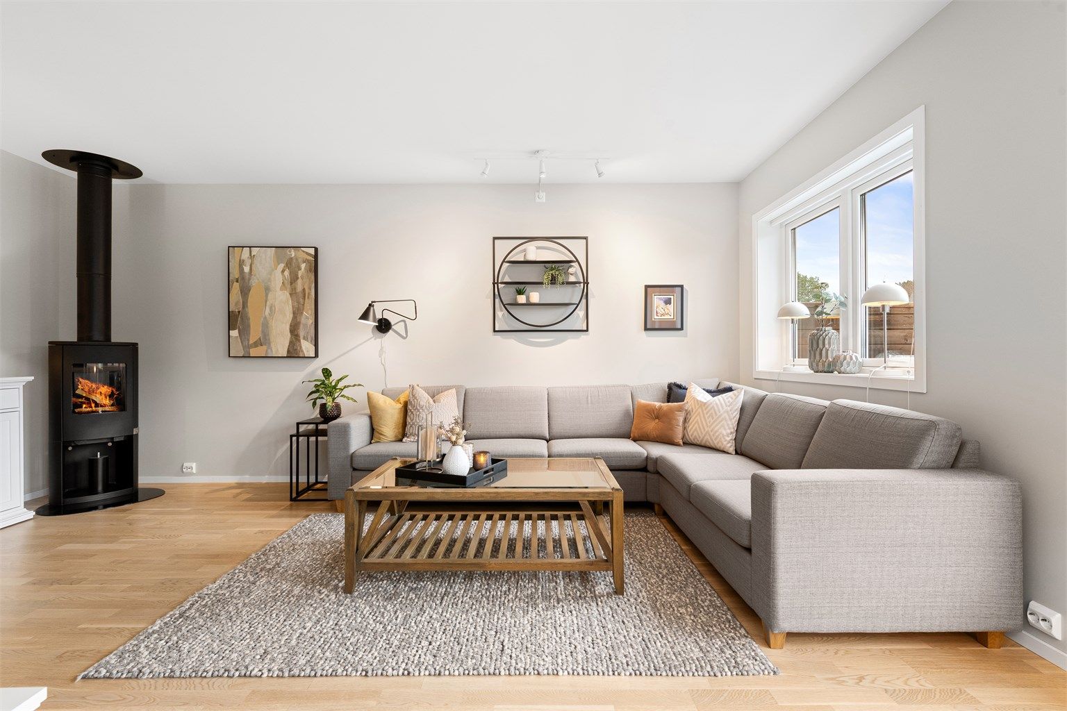 Vedovn på stue gir god oppvarming og koselig atmosfære i leiligheten