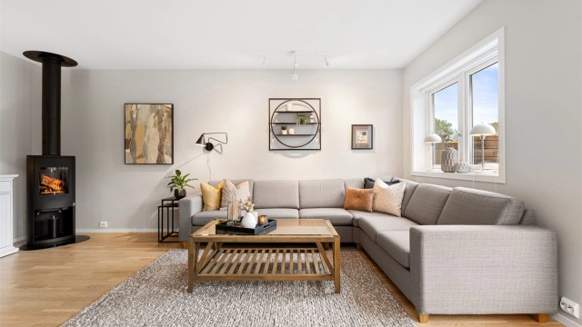 Vedovn på stue gir god oppvarming og koselig atmosfære i leiligheten