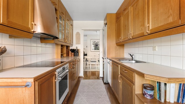 Kjøkkeninnredning fra 1987 med profilerte fronter og benkeplate med laminert overflate.