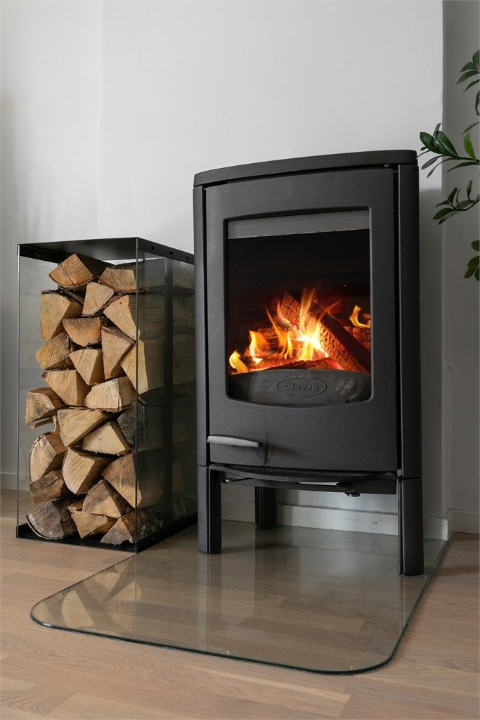 Peisovnen gir ekstra varme og hygge. Skorsteinen ble rehabilitert i 2018.