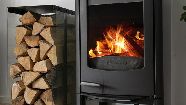 Peisovnen gir ekstra varme og hygge. Skorsteinen ble rehabilitert i 2018.