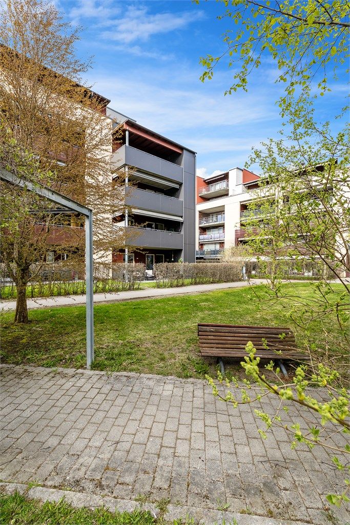 Bygget fra 2012 har fasader kledd med en kombinasjon av teglstein, murpuss og fasadeplater.
