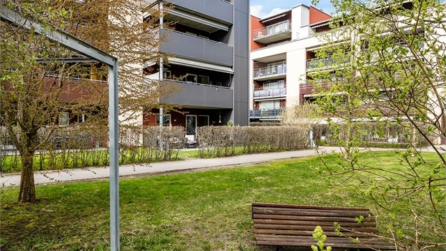 Bygget fra 2012 har fasader kledd med en kombinasjon av teglstein, murpuss og fasadeplater.