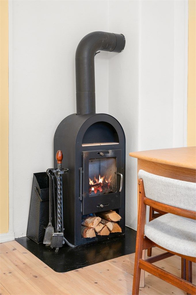 Peisen i stuen er perfekt til de kaldere vinterdagene.