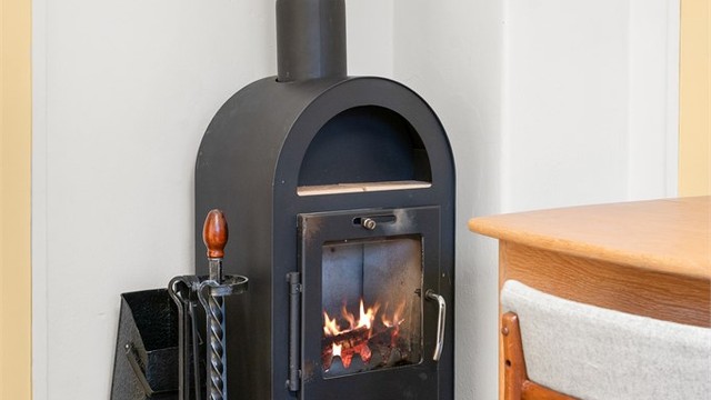 Peisen i stuen er perfekt til de kaldere vinterdagene.